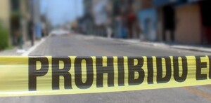 Cinta amarilla de prohibido el paso en color amarillo