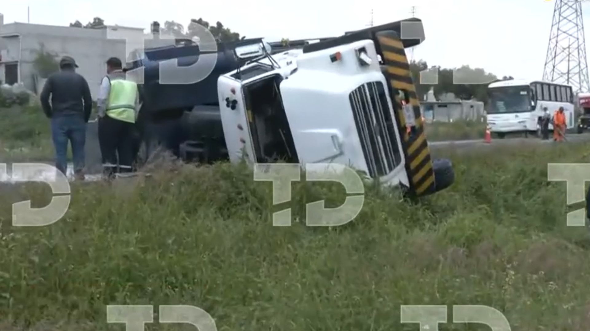 Volcadura de camión Vactor en autopista México-Pirámides genera caos hacia CdMx. Desechos esparcidos. Guardia Nacional implementa desvíos.