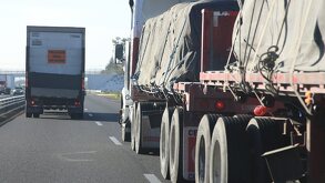 Transporte de carga circulando por una autopista.
