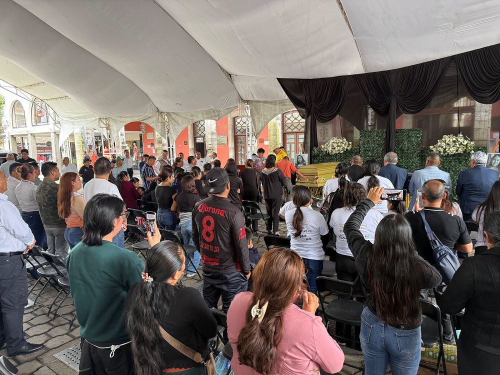 Personas se reúnen en un sepelio en el municipio de Huauchinango.