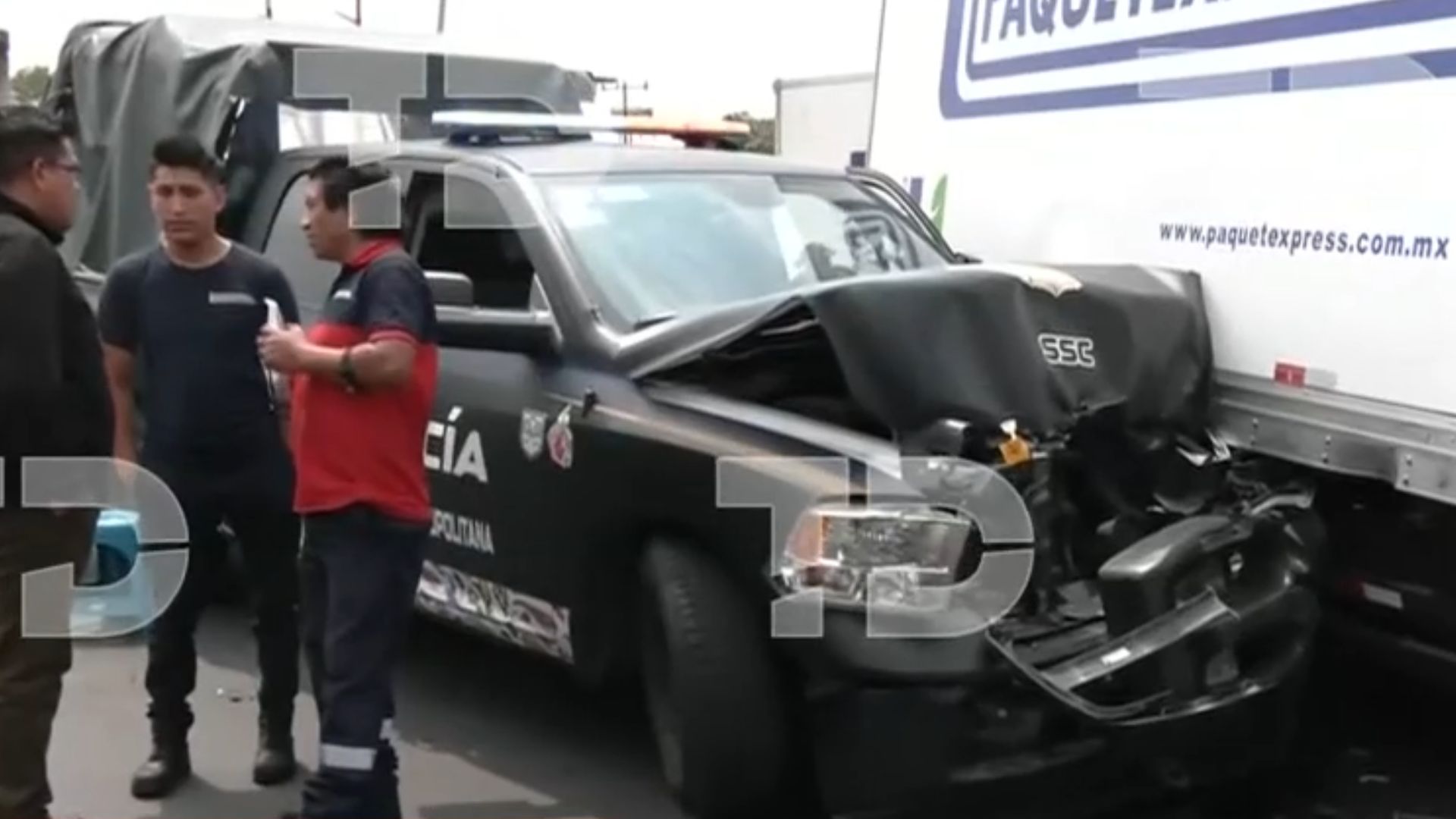 Testigo revela que 10 policías venían desveladas antes del choque en Iztapalapa. Convoy de 5 unidades impactó contra camioneta y taxi.