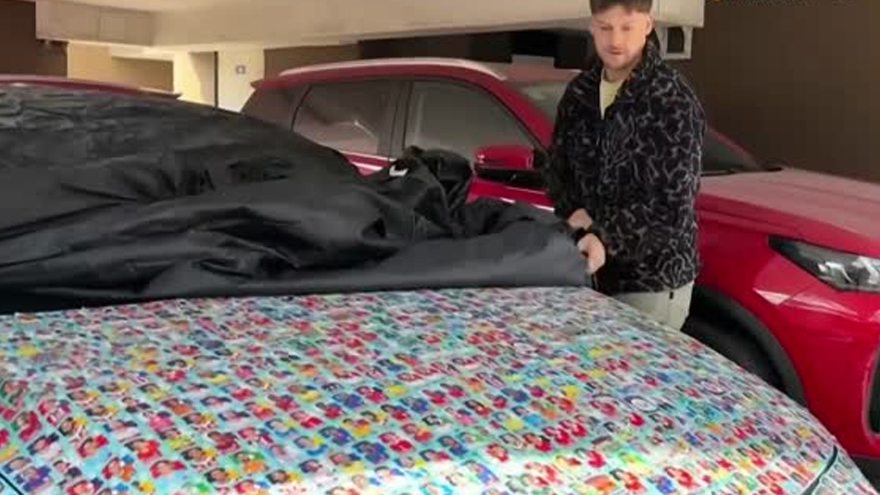 El creador de contenido chileno Ariel Oses recorrió Chile durante dos semanas para cubrir por completo su automóvil con estampas del álbum oficial del Mundial.