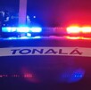 Vista del cristal de una patrulla de la Policía Municipal de Tonalá con la sirena encendida durante la noche