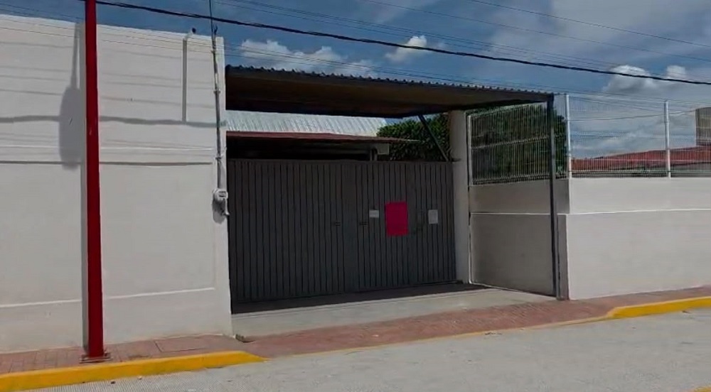 Fachada de una escuela primaria en Tepeojuma, Puebla.