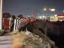 Autoridades investigan si el cuerpo localizado en un arroyo de Saltillo corresponde a una persona desaparecida tras las lluvias recientes.