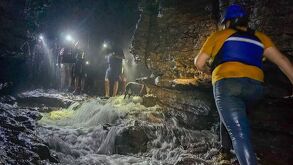 Equipos de PC y especialistas en rescate técnico coordinan el ingreso al sistema de cuevas ante las peligrosas condiciones / FB Hola Cuetzalan