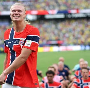 Conoce a la hermana de Erling Haaland, quien ha estado causando sensación tras el gran parecido que tiene con el futbolista del equipo de Noruega.