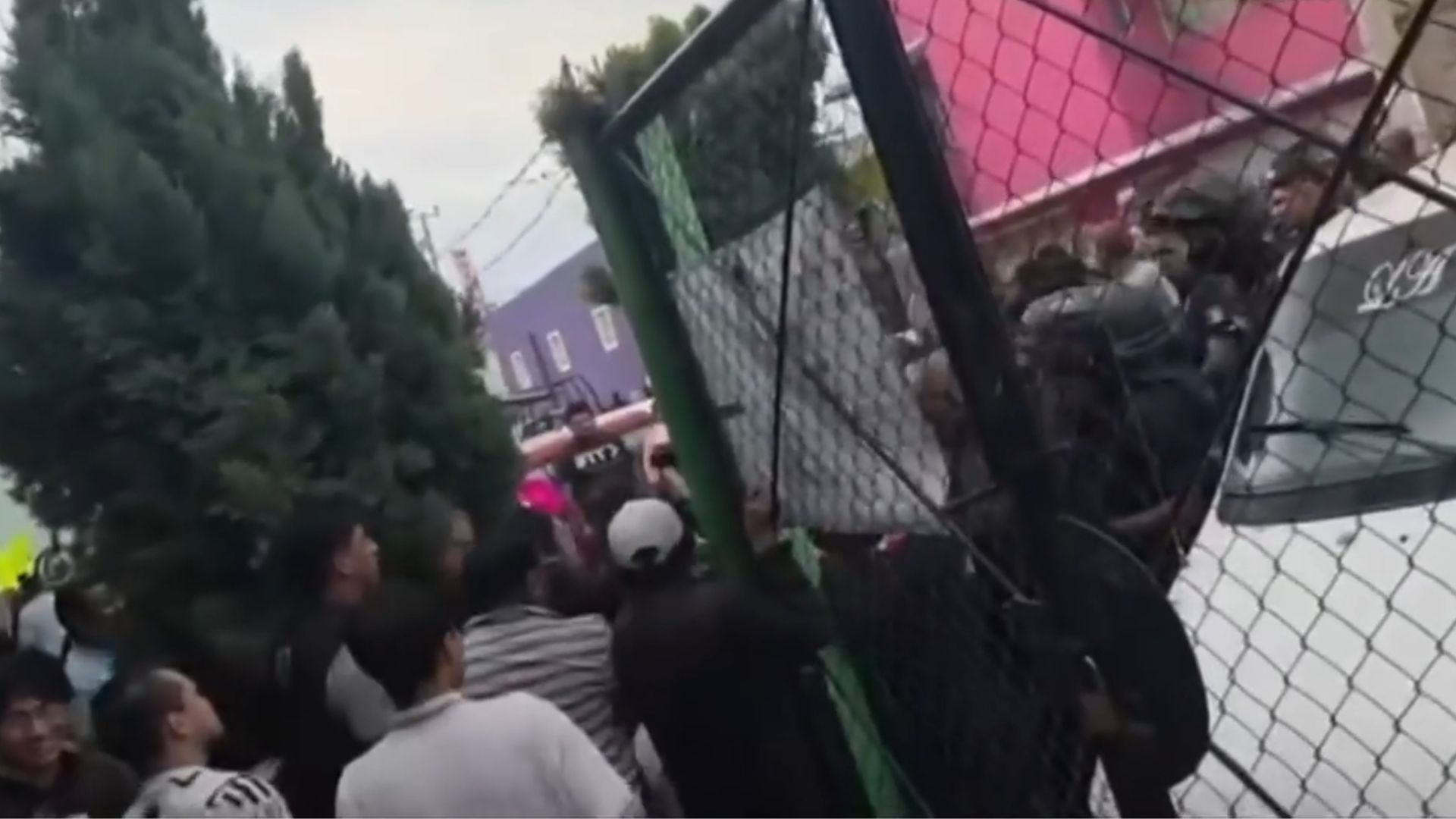 Policías municipales de Ixtapaluca irrumpen en la escuela Celestin Freinet; la detención de docentes provocó un bloqueo masivo en la México-Puebla.