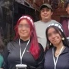 una familia se toma una fotografía