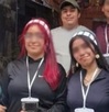 una familia se toma una fotografía