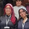 una familia se toma una fotografía