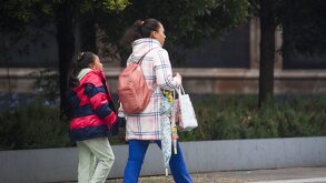 Los habitantes de la Ciudad de México han salido a las calles previniéndose de las fuertes lluvias.