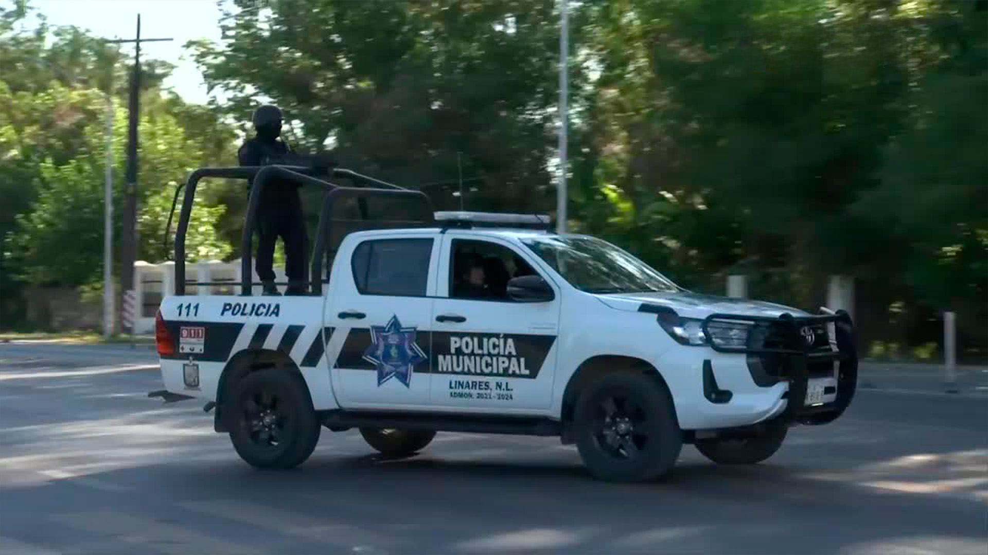 Vecinos de Linares alertaron a policía tras encontrar hombre de 30-40 años sin vida en departamento del centro. Autoridades iniciaron investigación.