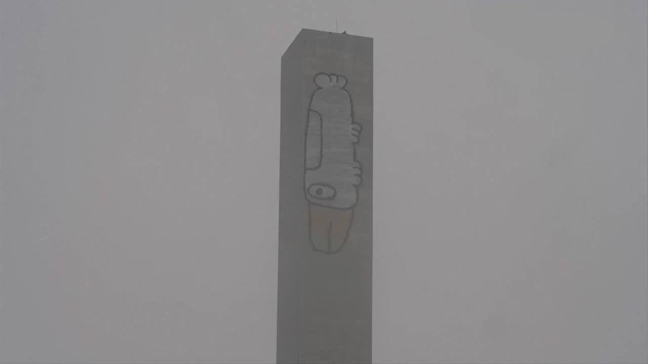 Un hombre escaló una torre de 140 metros del puente Bolte, en Melbourne, donde pintó un grafiti y exigió que le entregaran un sándwich de mantequilla de maní.