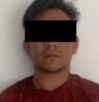 Hombre con playera roja detenido por la Fiscalía de Oaxaca.