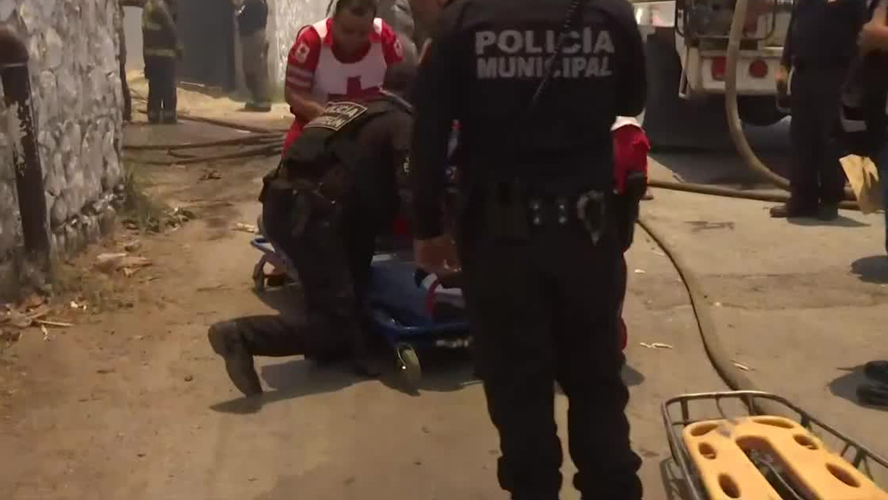 Cuerpos de bomberos con pipas y unidades de ataque rápido trabajan en la zona para sofocar las llamas, alimentadas por llantas, ramas y diversos desechos.