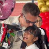 Ángel Carrillo con la pequeña Lupita en su graduación
