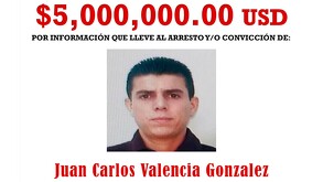 Ficha de búsqueda y captura de Estados Unidos con una foto de Juan Carlos Valencia alias 'El 03' con la recompensa ofrecida