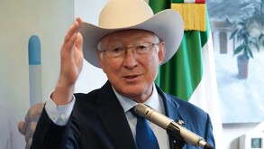 Ken Salazar responde a Sheinbaum por el secuestro de 'El Mayo' Zambada.