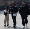 Familia paseando por calles de la Ciudad de México.