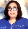 Marilyn Cote dando una explicación durante un video con su celular.
