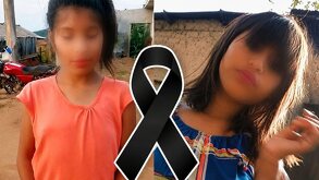 Niña con el rostro difuminado y un moño negro en señal de luto.