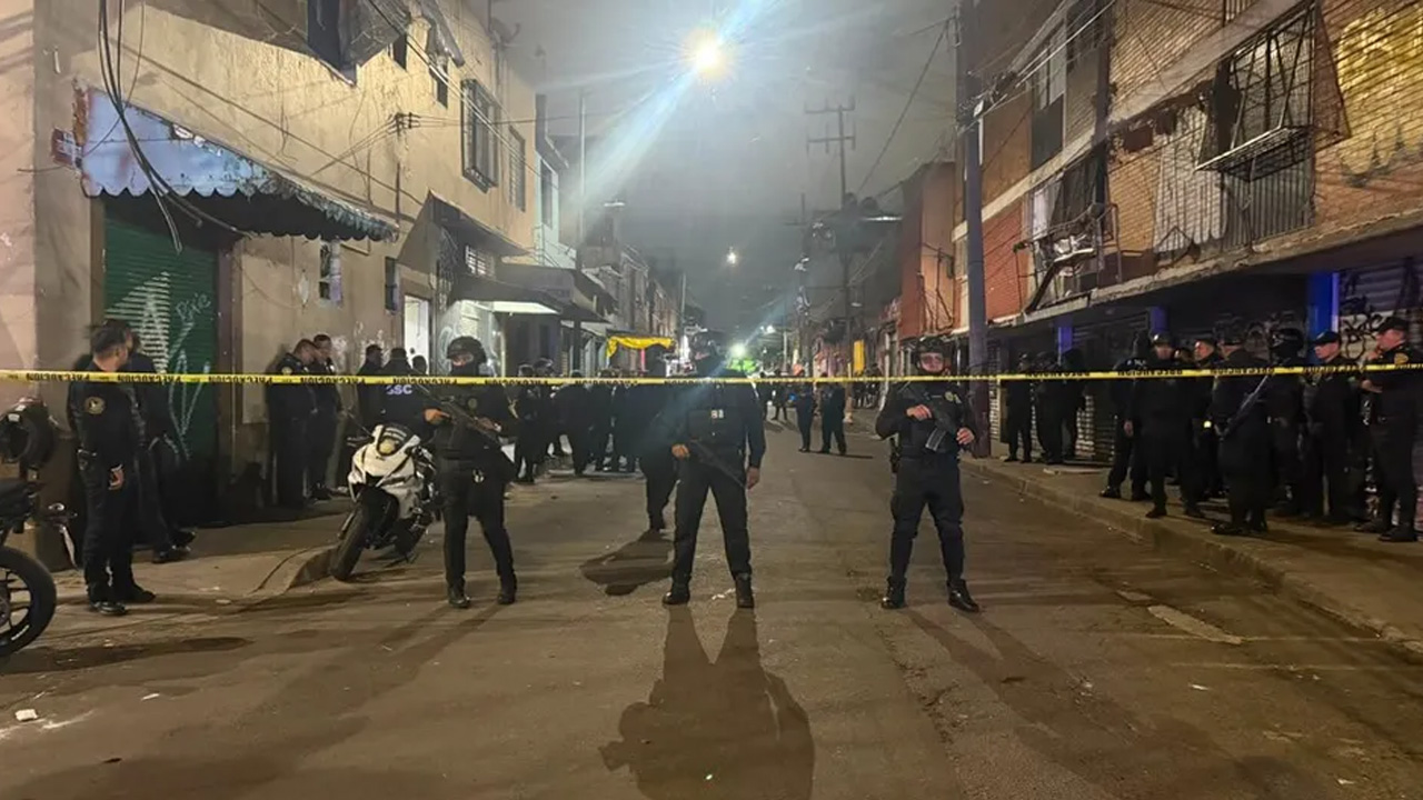 Un ataque directo dentro de una barbería en la colonia Morelos, en Tepito, dejó dos personas muertas y una más lesionada.