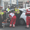 Una pasajera de 60 años resultó con probable fractura tras un choque de crucero entre una patrulla de Monterrey y un auto de plataforma en el Centro.