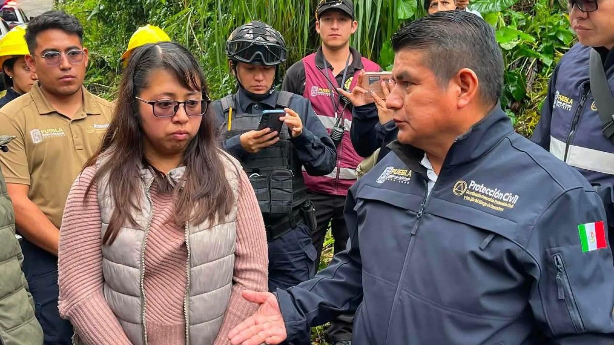 un funcionario de protección civil habla en un operativo de rescate en cuetzalan