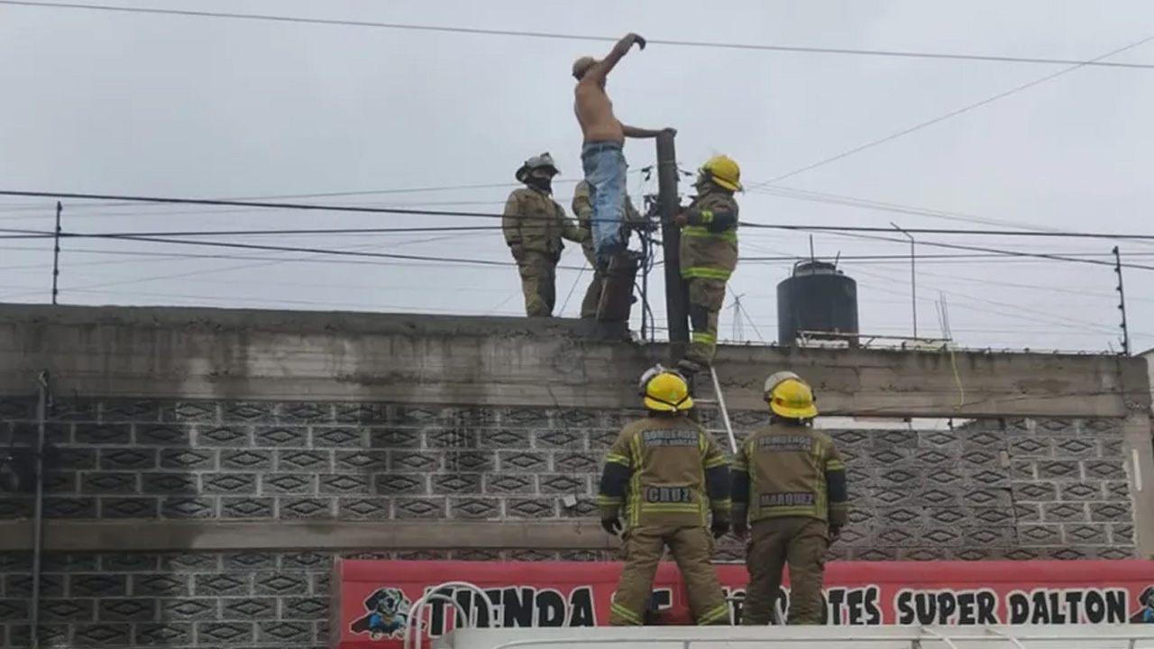 Un presunto ladrón permaneció más de seis horas atorado en un poste de luz tras intentar ingresar a una vivienda en Chimalhuacán.