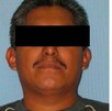 Hombre de bigote y cabello canoso detenido por autoridades de Oaxaca, junto a una foto del penal de Tanivet, en Oaxaca.
