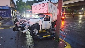 Una camioneta de carnes quedó destrozada tras chocar en Cruz del Sur y Lázaro Cárdenas. El chofer huyó y el dueño asegura que se la robaron.