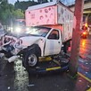 Una camioneta de carnes quedó destrozada tras chocar en Cruz del Sur y Lázaro Cárdenas. El chofer huyó y el dueño asegura que se la robaron.