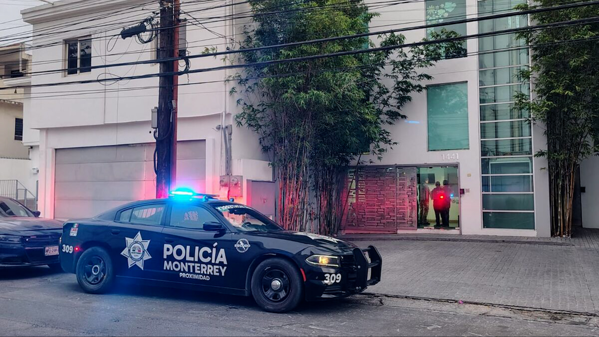 Robo en laboratorio de Monterrey: velador en piso 3 mientras intrusos robaban caja fuerte por puerta trasera. Investigan participación de extrabajadores.