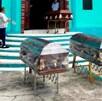 Tres féretros afuera de una iglesia de Veracruz durante una misa de despedida.