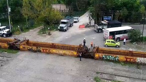 El tren de carga se descarriló y quedó atravesado sobre el cruce vehicular, bloqueando por completo la circulación en ambos sentidos.