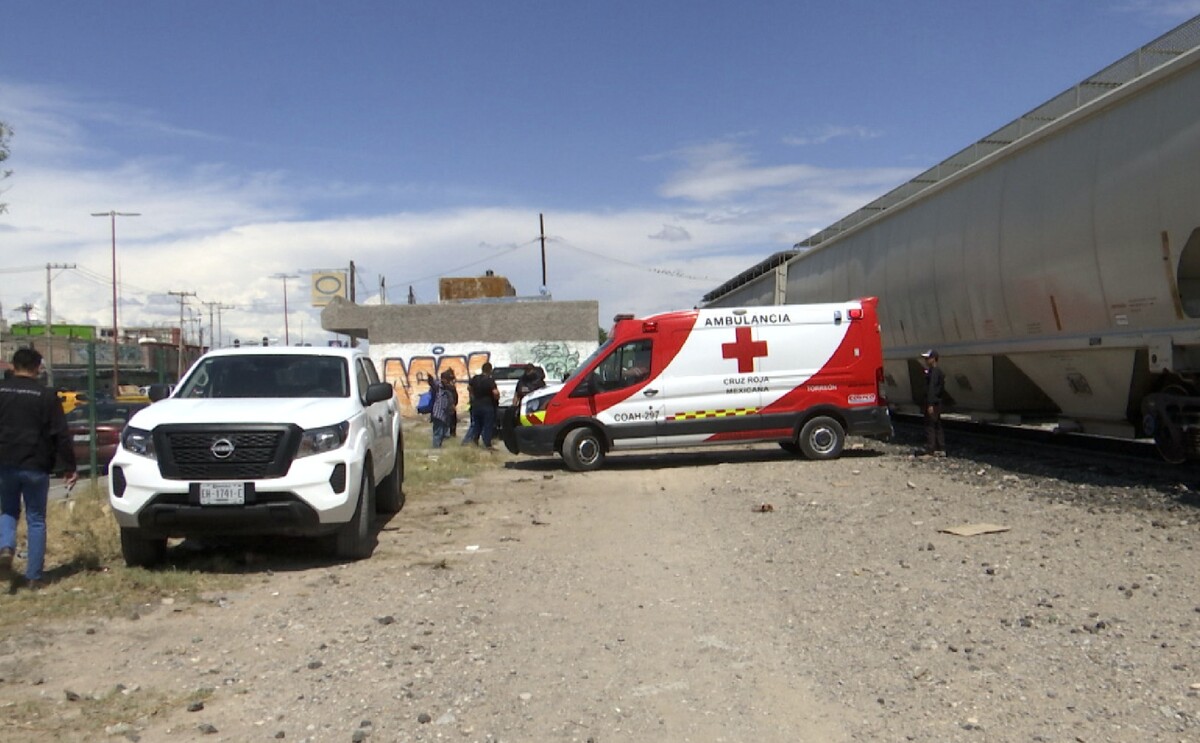 Paramédicos de la Cruz Roja atendiendo a un hombre que fue impactado por el tren en Torreón.