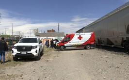 Paramédicos de la Cruz Roja atendiendo a un hombre que fue impactado por el tren en Torreón.