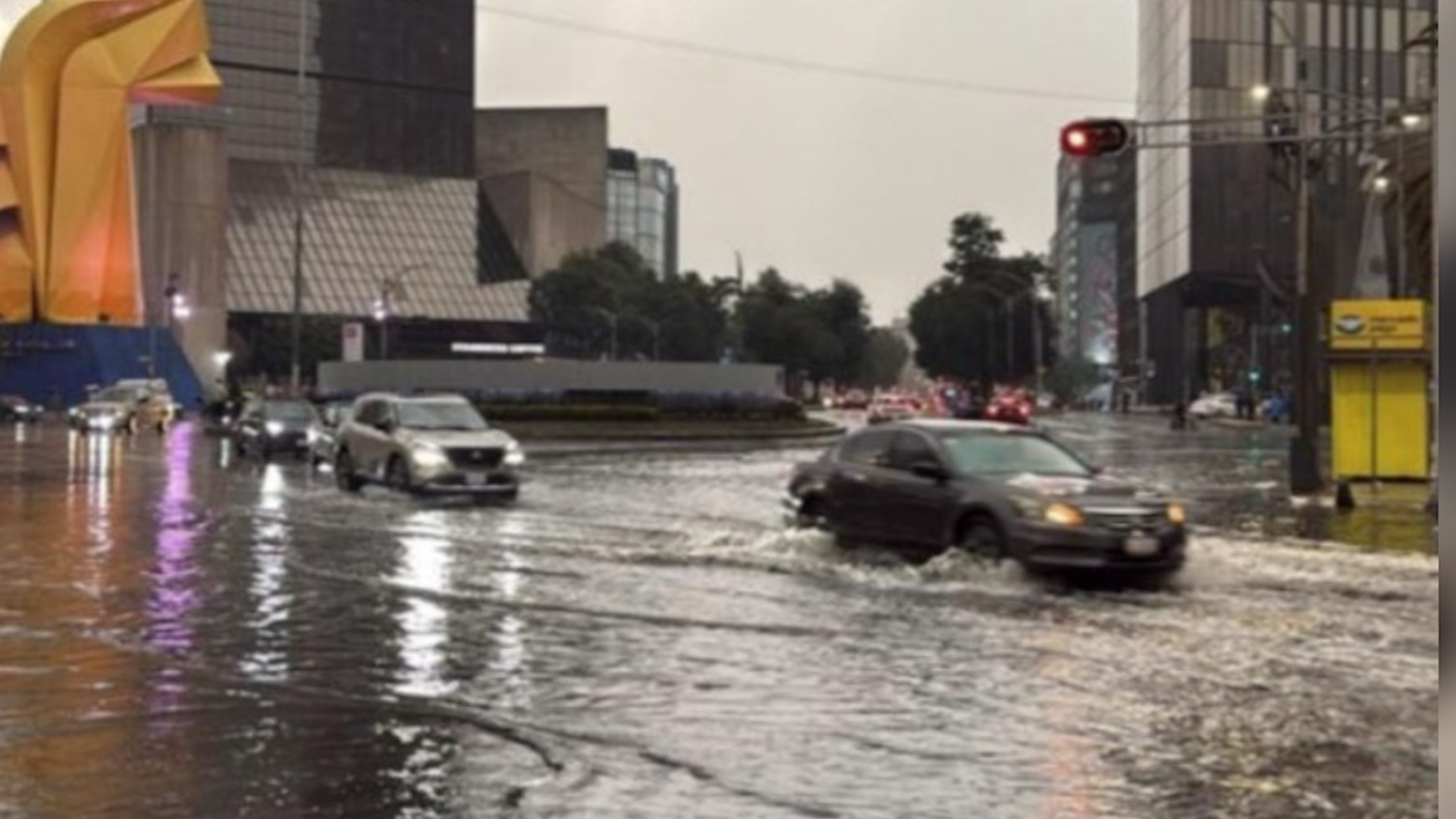 Tlalpan bajo el agua: calles convertidas en ríos, vehículos varados y negocios inundados. Alerta naranja activada. Descubre los daños del aguacero en CdMx.