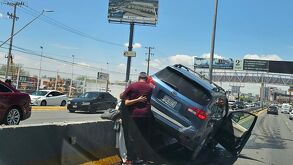 La unidad viró bruscamente hacia su izquierda, impactándose con gran fuerza contra las ballenas de concreto.