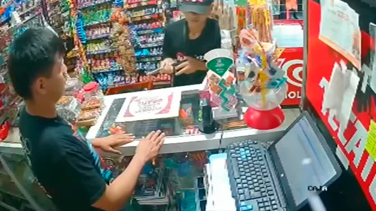Dos presuntos delincuentes llegaron en motocicleta para asaltar una miscelánea en Veracruz.