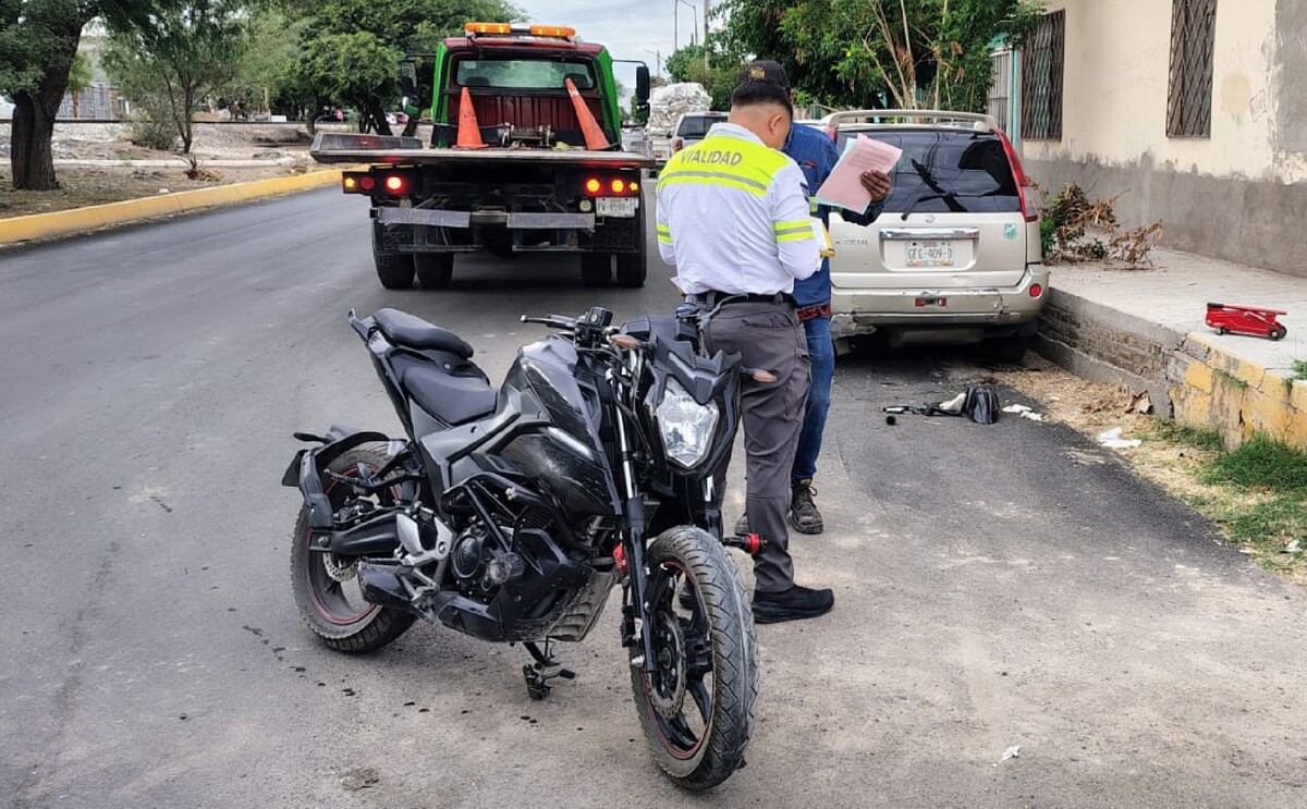 Elementos de Tránsito atendiendo el reporte de una motocicleta impactada contra una camioneta en Gómez Palacio.