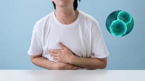 Fotografía de una persona con dolor de estómago y la bacteria que lo causa