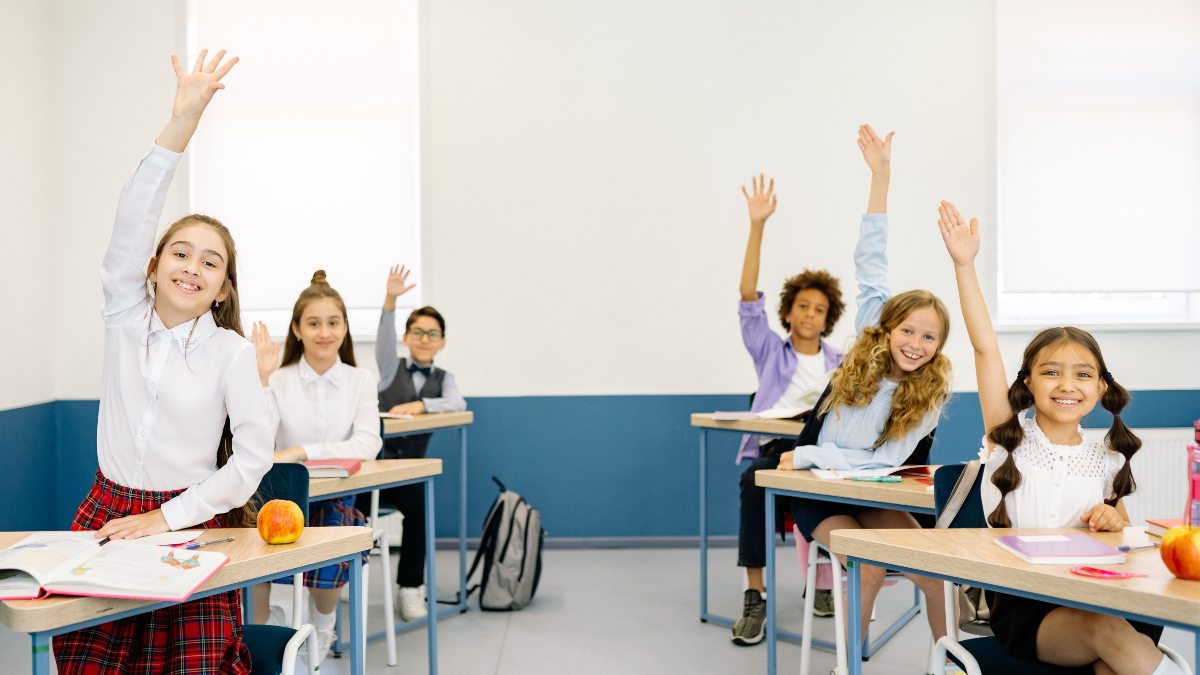 Fotografía de estudiantes en el salón de clases