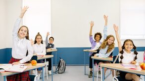 Fotografía de estudiantes en el salón de clases