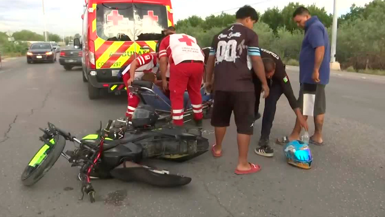 Una joven identificada como Carla Ríos Galván resultó con una fractura en su pierna luego de que una camioneta la impactara.
