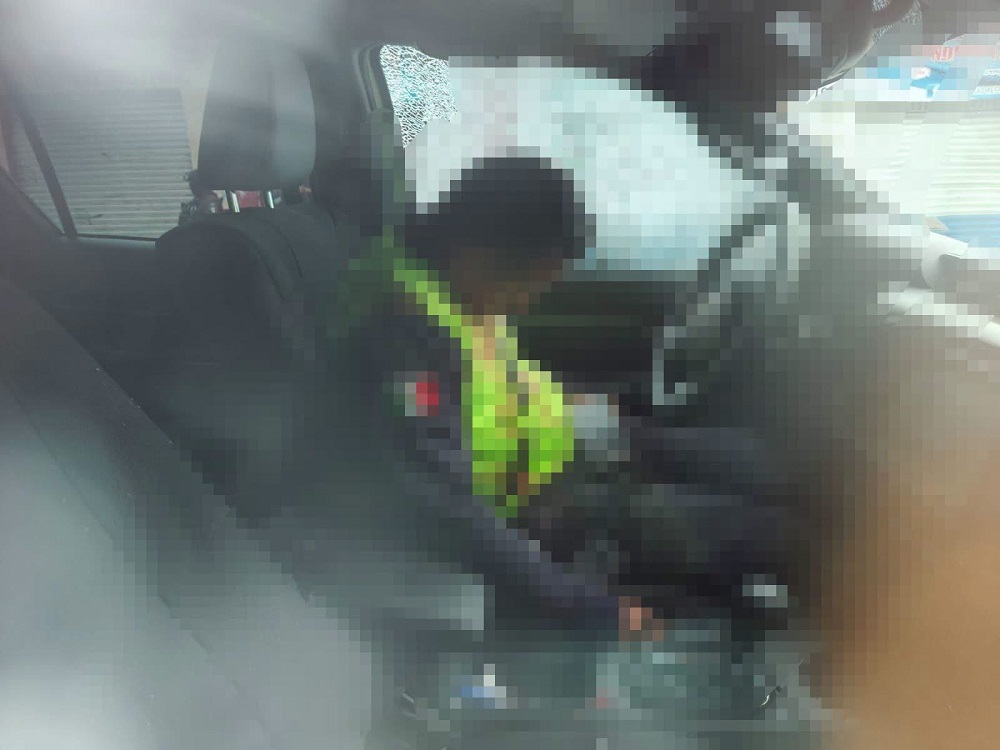 Hombre muerto al interior de una patrulla de policía.