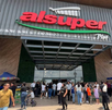 Además del supermercado, el complejo contempla la integración de diversos locales comerciales que conformarán una plaza
