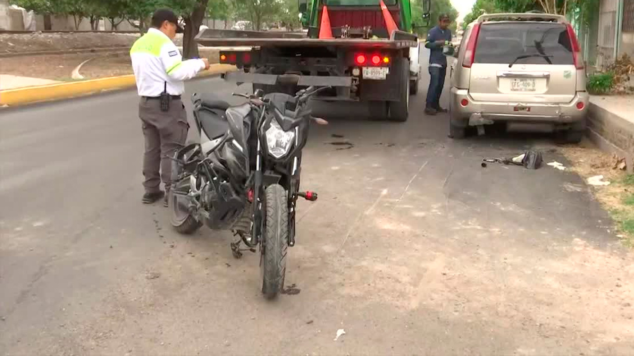 Un hombre fue trasladado de urgencia y en estado inconsciente tras perder el control de su unidad e impactarse de lleno contra un vehículo estacionado.