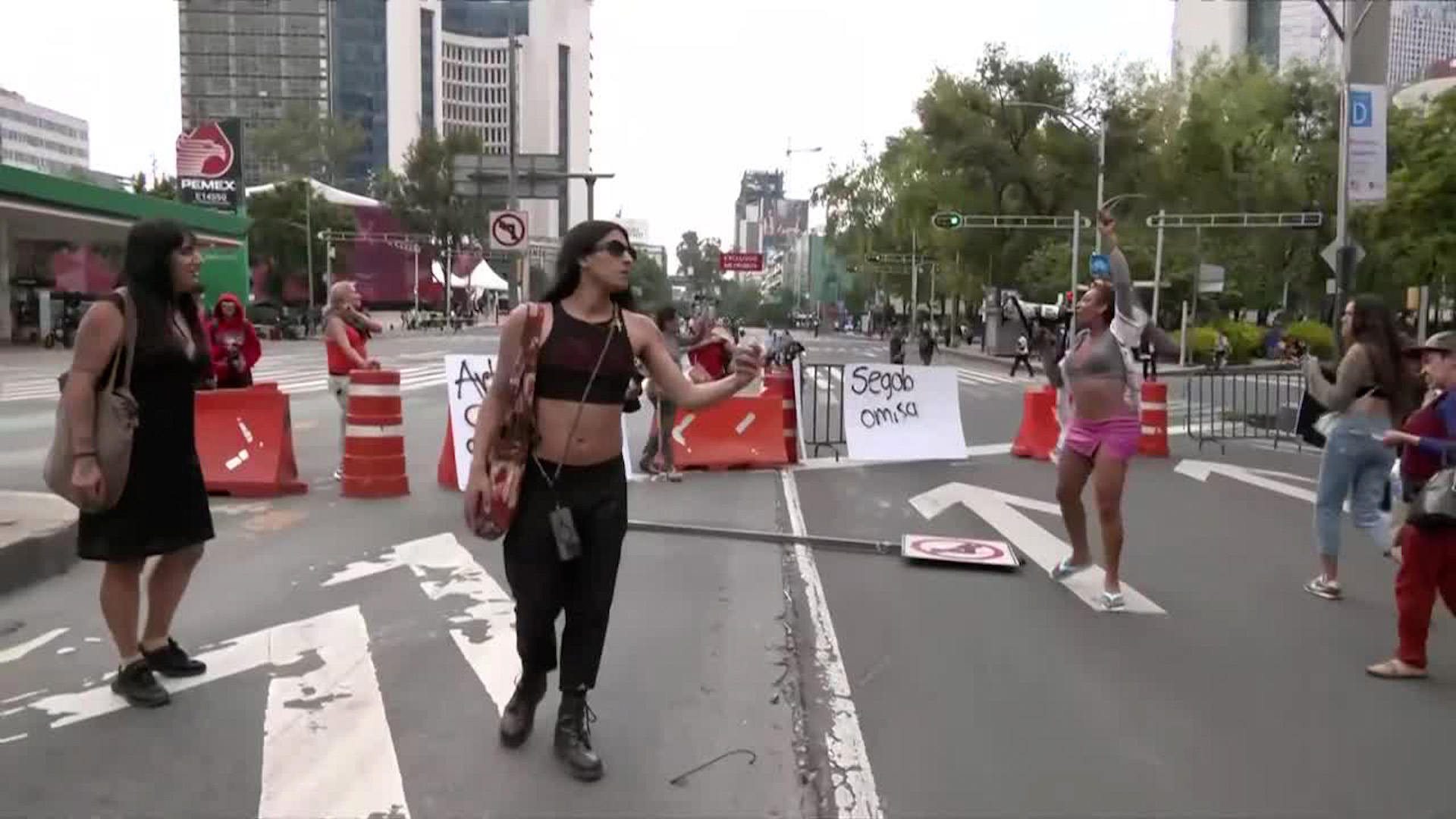 Comunidad trans protesta en Reforma tras 20 días de plantón. Gobierno rechazó mesa de trabajo. Denuncian exclusión y falta de acceso a vivienda y salud.